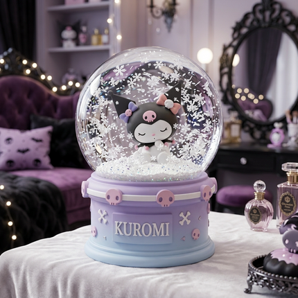 كرة ثلج موسيقية فاخرة بشخصية كورومي (Kuromi) من سانريو - أرنبة بيضاء بقبعة سوداء وجمجمة وردية تجلس بأناقة - داخل كرة زجاجية مع ثلج أبيض كثيف جداً وجليتر بنفسجي - قاعدة بنفسجية لافندر بتصميم قوطي لطيف وجماجم كيوت واسم KUROMI بارز - إضاءة LED متغيرة - الهدية الأكثر طلباً للمراهقات من كنوز مصر
