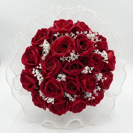باقة ورد Royal White Elegance من كنوز مصر - 25 وردة حمراء فاخرة جداً مع جيبسوفيلا بيضاء ناعمة حساسة، تنسيق احترافي يدوي بتغليف أبيض ناصع برّاق فاخر جداً مع شريط ساتان حرير حريري ناعم، أوراق أخضر طبيعية فاخرة، بطاقة شكر مذهبة، توصيل مجاني آمن داخل القاهرة والجيزة، مناسبة للزفاف والخطوبة والحب والرومانسية، ارتفاع 55-60 سم، وزن 2.5-3 كيلو، السعر 850 ج.م أساسي أو 950 ج.م مع الصندوق الجلدي الفاخر، ضمان الرضا 100%، هدايا إضافية مجانية
