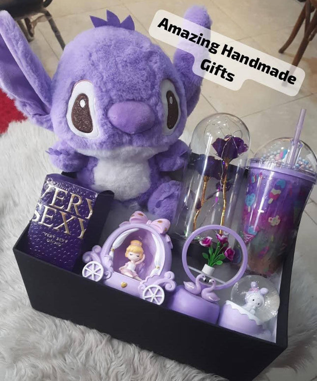 بوكس ملكة البنفسجي الساحرة - صندوق أسود فاخر مع فراشات ذهبية براقة يحتوي على Stitch البنفسجي الساحر الجميل جداً مع شرابة بنفسجية براقة، عطور فاخرة ملكية بعبوات بنفسجية شفافة براقة بألوان متعددة، كؤوس شفافة ملونة بنفسجية وملونة جميلة بداخلها أشكال براقة، عطر برائحة ملكية ناعمة، مستحضرات عناية بالبشرة بألوان بنفسجية فاخرة، مكياج متكامل احترافي، ورود بيضاء ناعمة، حلويات فاخرة ملفوفة بأشرطة ملونة، تقويم جميل "Amazing Handmade Gifts"، كل شيء منسق بشكل فني دقيق ملكي جداً - هدية ملكية بنفسجية ساحرة من كنوز مصر
