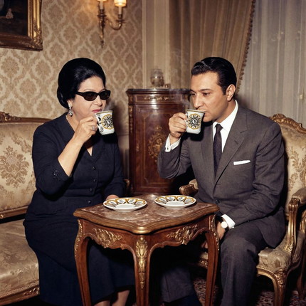  تفاصيل الرسومات الفنية الشعبية المصرية المعبرة عن الحب والدفء على فناجين طقم لمة حب
