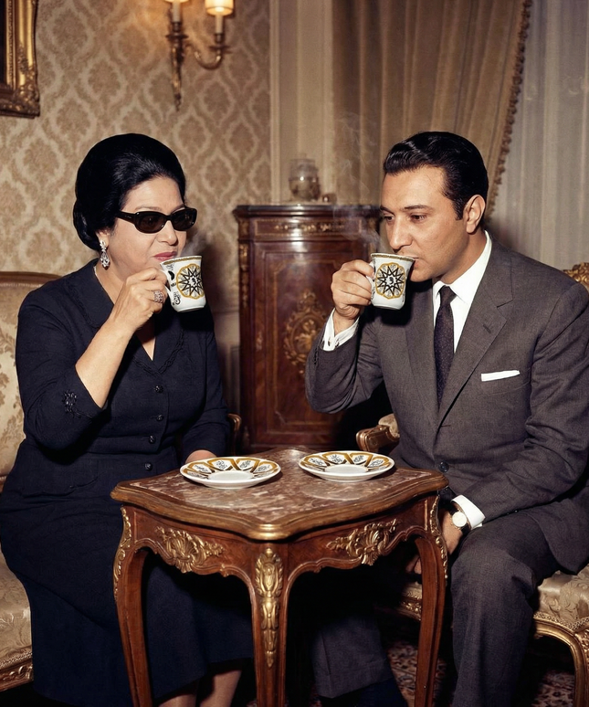  تفاصيل الرسومات الفنية الشعبية المصرية المعبرة عن الحب والدفء على فناجين طقم لمة حب
