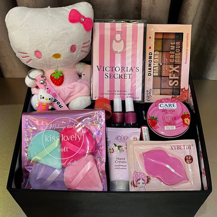 بوكس ملكة الماس البوهيمية - صندوق أسود فاخر يحتوي على Hello Kitty بيضاء وردية مع عصابة وردي فوشيا براقة وقلب أحمر يقول "kiss me"، كيس وردي ناعم، ظلال عيون Diamond ملون بدرجات ماسية براقة (ذهبي، بني، وردي، بنفسجي)، أحمر شفاه أحمر داكن وماروون، مكياج متكامل (ماسكارا، كحل أسود)، مستحضرات عناية بالبشرة، مجوهرات ذهبية، تويكس وشوكولاتة فاخرة ملفوفة بأشرطة وردية ذهبية، تقويم جميل "Special Gifts" - هدية متكاملة ماسية فاخرة من كنوز مصر
