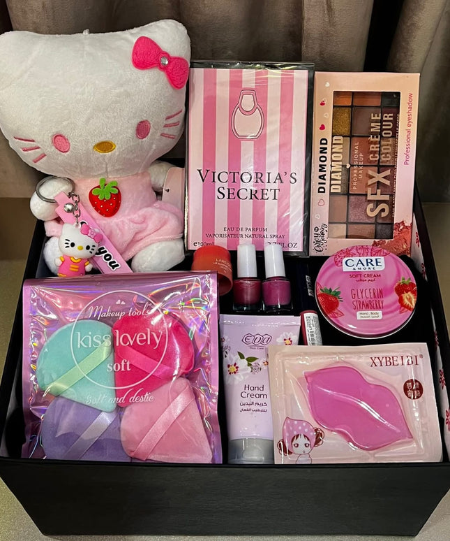 بوكس ملكة الماس البوهيمية - صندوق أسود فاخر يحتوي على Hello Kitty بيضاء وردية مع عصابة وردي فوشيا براقة وقلب أحمر يقول "kiss me"، كيس وردي ناعم، ظلال عيون Diamond ملون بدرجات ماسية براقة (ذهبي، بني، وردي، بنفسجي)، أحمر شفاه أحمر داكن وماروون، مكياج متكامل (ماسكارا، كحل أسود)، مستحضرات عناية بالبشرة، مجوهرات ذهبية، تويكس وشوكولاتة فاخرة ملفوفة بأشرطة وردية ذهبية، تقويم جميل "Special Gifts" - هدية متكاملة ماسية فاخرة من كنوز مصر
