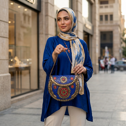 منظر جانبي لشنطة لؤلؤة النيل الزرقاء يُظهر السماكة والجودة والسلسلة النحاسية الذهبية القابلة للفصل - كلاتش متعدد الاستخدامات من كنوز مصر
