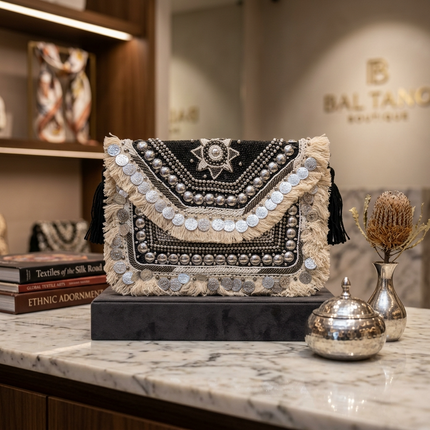 شنطة "كليوباترا السيوية" 👜 كلاتش بوهيمية فاخرة بتطريز يدوي وعملات فضية - شراشيب أنيقة وتصميم تراثي عصري - مثالية للسهرات والخروجات من كنوز مصر