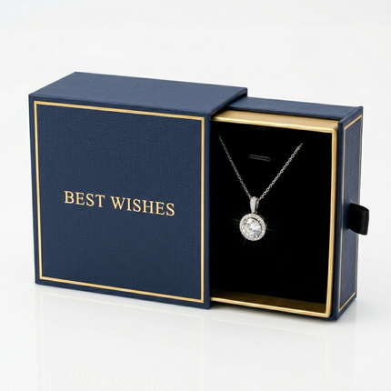 صندوق مجوهرات كحلي مودرن من كنوز مصر - عبارة Best Wishes و Premium Jewelry Collection بخط أبيض أنيق - درج منزلق بشريطة رمادية - يحتوي على سلسلة فضة بتصميم قطة جالسة على هلال مرصع بالكريستال الأزرق - تغليف احترافي للمحلات والبوتيكات
