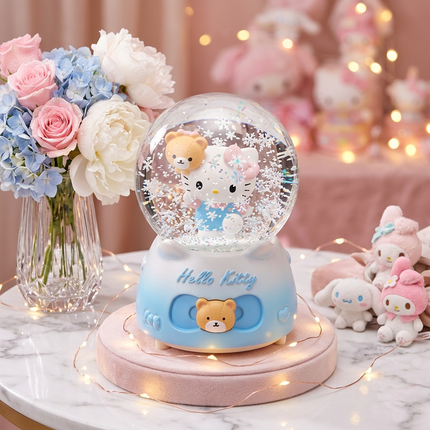 كرة ثلج كلاسيكية بشخصية هالو كيتي (Hello Kitty) البيضاء بفيونكة وردية تحمل دب بني لطيف - داخل كرة زجاجية نقية مع ثلج ناعم وجليتر فضي - قاعدة سماوية ناعمة مكتوب عليها Hello Kitty بخط أنيق ومزينة بوجه دب وقلوب - محاطة ببوكيه ورد وألعاب سانريو - إضاءة LED هادئة وموسيقى - هدية راقية كلاسيكية من كنوز مصر
