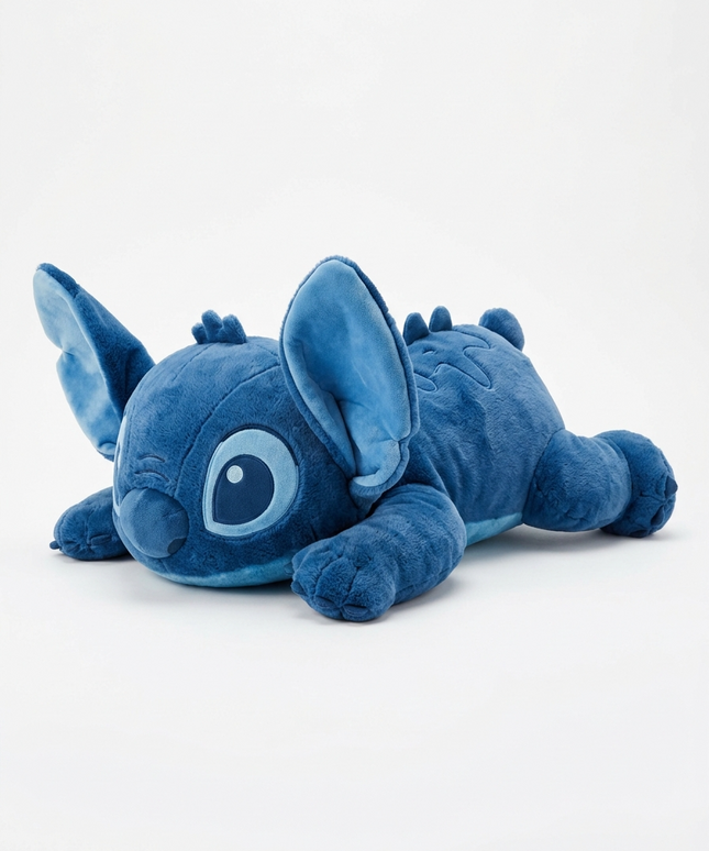 دمية ستيتش الكلاسيكي الأيقوني من مجموعة ستيتش سحر أوهانا الأزرق - وضعية جلوس كلاسيكية مستقيمة - ابتسامة عريضة ساحرة معروفة - عيون سوداء كبيرة لامعة بريئة - أذنين كبيرتين منتصبتين بفخر - لون أزرق كلاسيكي مع بطن أزرق فاتح - أنف أزرق بارز - مخالب محددة بدقة - قطيفة كريستال - الشكل الأصلي من فيلم ليلو وستيتش ديزني - خلفية بيضاء - كنوز مصر
