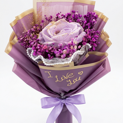 باقة Royal Purple Majesty من كنوز مصر - وردة أرجوانية ملكية ضخمة جداً (8-10 سم) في المركز محاطة بـ 50-60 وردة أرجوانية صغيرة فاخرة جداً، مع كارنيشن وزهور ديسي أرجواني، تغليف أرجواني براق مع شرائط ذهبية لامعة، شريط ساتان أرجواني حريري ناعم، كتابة ذهبية فاخرة "I love you"، ارتفاع 70-75 سم، وزن 3-3.5 كيلو، توصيل مجاني آمن داخل القاهرة والجيزة، السعر 1,200-1,400 ج.م، ضمان رضا 100%، هدايا إضافية مجانية
