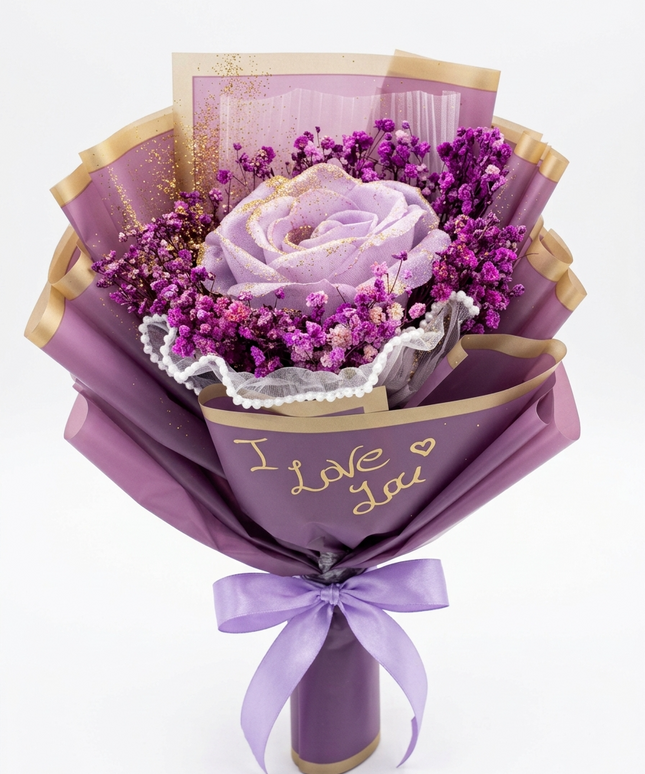 باقة Royal Purple Majesty من كنوز مصر - وردة أرجوانية ملكية ضخمة جداً (8-10 سم) في المركز محاطة بـ 50-60 وردة أرجوانية صغيرة فاخرة جداً، مع كارنيشن وزهور ديسي أرجواني، تغليف أرجواني براق مع شرائط ذهبية لامعة، شريط ساتان أرجواني حريري ناعم، كتابة ذهبية فاخرة "I love you"، ارتفاع 70-75 سم، وزن 3-3.5 كيلو، توصيل مجاني آمن داخل القاهرة والجيزة، السعر 1,200-1,400 ج.م، ضمان رضا 100%، هدايا إضافية مجانية
