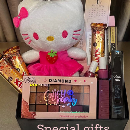 تفاصيل قريبة لمحتويات بوكس ملكة الماس البوهيمية - Hello Kitty بيضاء ناعمة مع شرابة وردي فوشيا براقة وقلب أحمر، كيس وردي ناعم فاخر يقول "kiss lovely soft and destic"، جل يد وردي براق "Only you"، مستحضر عناية بالبشرة "Care more" بنكهة الفراولة الوردية، صندوق مستحضرات عناية وردي "Xybetai"، كل العناصر باللون الوردي والذهبي والأسود
