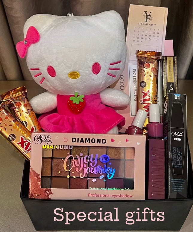 تفاصيل قريبة لمحتويات بوكس ملكة الماس البوهيمية - Hello Kitty بيضاء ناعمة مع شرابة وردي فوشيا براقة وقلب أحمر، كيس وردي ناعم فاخر يقول "kiss lovely soft and destic"، جل يد وردي براق "Only you"، مستحضر عناية بالبشرة "Care more" بنكهة الفراولة الوردية، صندوق مستحضرات عناية وردي "Xybetai"، كل العناصر باللون الوردي والذهبي والأسود
