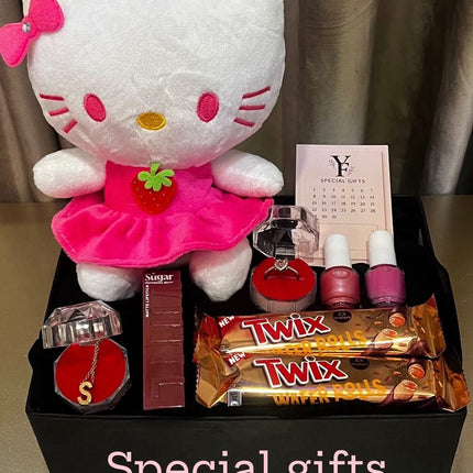 تفاصيل قريبة لمحتويات بوكس القلب المليء - Hello Kitty بيضاء وردية مع ورود وردية طازة جميلة وعطر نسائي براق وأحمر شفاه وظلال عيون بألوان جميلة وشوكولاتة فاخرة - كل عنصر منسق بعناية عالية الجودة
