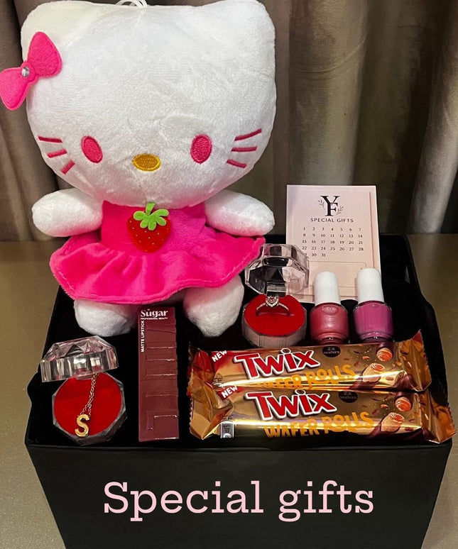 تفاصيل قريبة لمحتويات بوكس القلب المليء - Hello Kitty بيضاء وردية مع ورود وردية طازة جميلة وعطر نسائي براق وأحمر شفاه وظلال عيون بألوان جميلة وشوكولاتة فاخرة - كل عنصر منسق بعناية عالية الجودة

