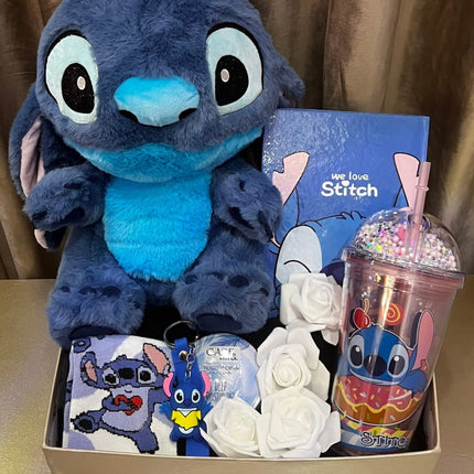 بوكس ستيتش السعادة الأولى - دمية Stitch كبيرة جداً ناعمة مع دمية Stitch صغيرة محبوبة، شوكولاتة Kinder متنوعة وفاخرة، كتب Stitch جميلة، جوارب Stitch ملونة وناعمة، أكسسوارات Stitch جميلة، صندوق فاخر - خلفية بنية دافئة - هدية حب شاملة متكاملة من كنوز مصر
