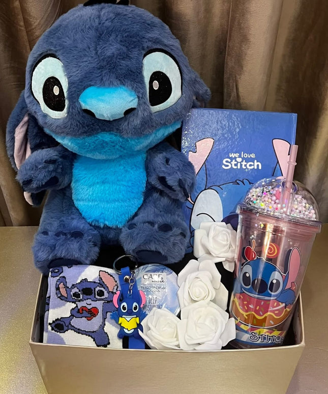 بوكس ستيتش السعادة الأولى - دمية Stitch كبيرة جداً ناعمة مع دمية Stitch صغيرة محبوبة، شوكولاتة Kinder متنوعة وفاخرة، كتب Stitch جميلة، جوارب Stitch ملونة وناعمة، أكسسوارات Stitch جميلة، صندوق فاخر - خلفية بنية دافئة - هدية حب شاملة متكاملة من كنوز مصر
