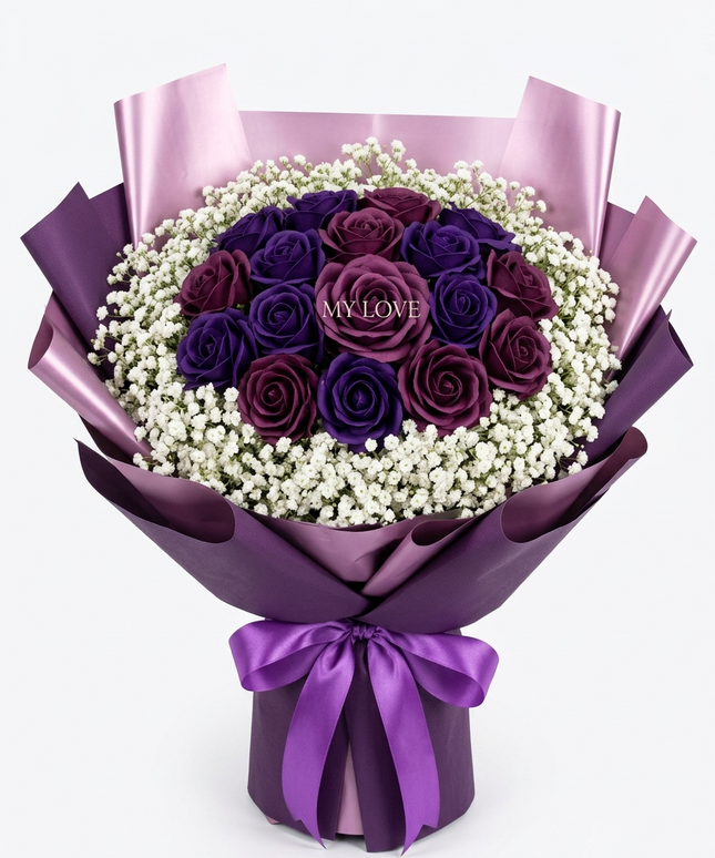 باقة Enchanted Dark Purple Romance من كنوز مصر - 20-25 وردة أرجوانية داكنة جداً (Burgundy) فاخرة من أفضل الأصناف العالمية، محاطة بـ 80-100 غصن من جيبسوفيلا بيضاء كثيفة جداً وناعمة توضح الجمال، مع أوراق روسكس خضراء فاخرة، تغليف أرجواني فاتح ووردي متدرج مع شرائط ذهبية براقة، شريط ساتان أرجواني براق، كتابة فضية فاخرة "MY LOVE"، ارتفاع 65-70 سم، وزن 2.8-3.2 كيلو، توصيل خاص آمن مجاني، السعر 1,100-1,250 ج.م، ضمان رضا مطلق 100%
