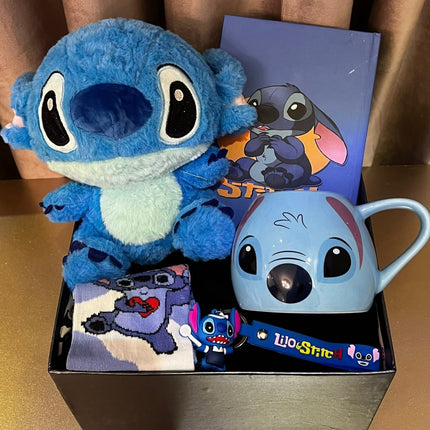 بوكس ستيتش حلم الزرقاء الرابع الكامل الفاخر - دمية Stitch كبيرة محبوبة بألوان أزرق وأرجواني جميلة مع كوبين قهوة جميلين بتصاميم مختلفة، مستحضرات عناية فاخرة (كريم Shaan الأصلي، لوشن جسم، برفان عطري)، شوكولاتة Kinder اللذيذة الأصلية، أكسسوارات Stitch جميلة، صندوق فاخر متطور احترافي - هدية حب فاخرة شاملة متكاملة من كنوز مصر
