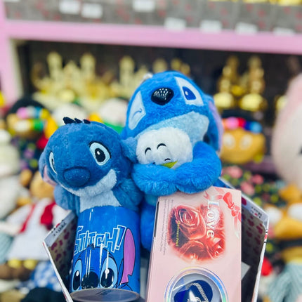 بوكس ملكة البنفسجي الساحرة - صندوق أسود فاخر مع فراشات ذهبية براقة يحتوي على Stitch البنفسجي الساحر الجميل جداً مع شرابة بنفسجية براقة، عطور فاخرة ملكية بعبوات بنفسجية شفافة براقة بألوان متعددة، كؤوس شفافة ملونة بنفسجية وملونة جميلة بداخلها أشكال براقة، عطر برائحة ملكية ناعمة، مستحضرات عناية بالبشرة بألوان بنفسجية فاخرة، مكياج متكامل احترافي، ورود بيضاء ناعمة، حلويات فاخرة ملفوفة بأشرطة ملونة، تقويم جميل "Amazing Handmade Gifts"، كل شيء منسق بشكل فني دقيق ملكي جداً - هدية ملكية بنفسجية ساحرة من كنوز مصر
