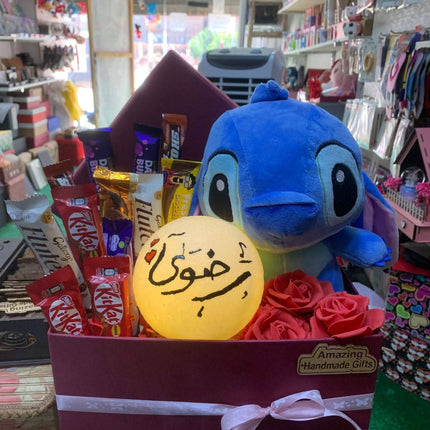 بوكس ملكة البنفسجي الساحرة - صندوق أسود فاخر مع فراشات ذهبية براقة يحتوي على Stitch البنفسجي الساحر الجميل جداً مع شرابة بنفسجية براقة، عطور فاخرة ملكية بعبوات بنفسجية شفافة براقة بألوان متعددة، كؤوس شفافة ملونة بنفسجية وملونة جميلة بداخلها أشكال براقة، عطر برائحة ملكية ناعمة، مستحضرات عناية بالبشرة بألوان بنفسجية فاخرة، مكياج متكامل احترافي، ورود بيضاء ناعمة، حلويات فاخرة ملفوفة بأشرطة ملونة، تقويم جميل "Amazing Handmade Gifts"، كل شيء منسق بشكل فني دقيق ملكي جداً - هدية ملكية بنفسجية ساحرة من كنوز مصر
