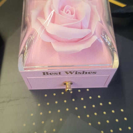 صندوق الوردة الأبدية العنابي الفاخر ELEGANCE ROSES من كنوز مصر - وردة عنابي عميقة محفوظة مع أوراق ذهبية لامعة وزهور مجففة داخل قبة زجاجية كريستالية - صندوق عنابي (بورجوندي) بنقش ELEGANCE ROSES ذهبي ورسمة وردة محفورة بالليزر - درج عنابي مبطن بالمخمل الأبيض مع مقبض ذهبي معدني - خاتم ألماس فاخر داخل الدرج - هدية ذكرى زواج ملكية
