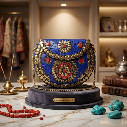 مقارنة حجم شنطة لؤلؤة النيل الزرقاء مع الموبايل والمحفظة - تتسع لجميع الأساسيات بحجم عملي مثالي من كنوز مصر
