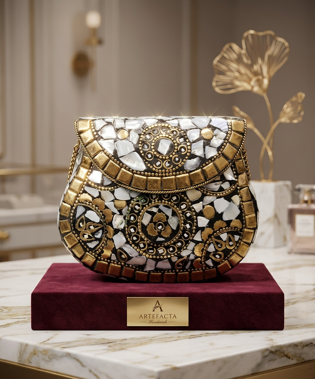 تفاصيل قريبة لشنطة كنوز الفراعنة الموزاييك - فسيفساء فرعونية فاخرة بأحجار صدفية بيضاء وإطار ذهبي على قاعدة مخملية

