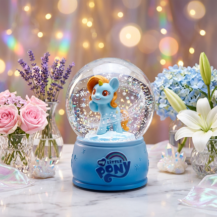 كرة ثلج موسيقية بشخصية ماي ليتل بوني (My Little Pony) مهر أزرق بشعر قوس قزح برتقالي وذهبي - داخل كرة زجاجية كريستالية مع نثريات ثلجية ونجوم لامعة - قاعدة زرقاء ملكية تحمل شعار my LITTLE PONY الرسمي وقوس قزح وغيوم - إضاءة LED متعددة الألوان - هدية سحرية للأطفال والأميرات الصغيرات من كنوز مصر
