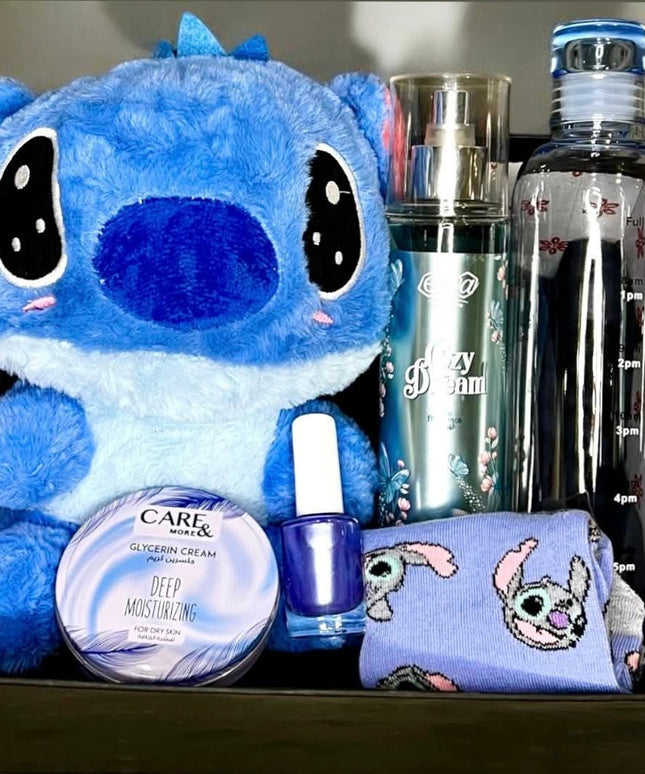 محتويات بوكس ستيتش حكاية الحب الزرقاء - دمية Stitch زرقاء كبيرة ناعمة مع كريم عناية ديب موسجرايزنج، ماسكارا سوداء، زجاجة ماء ذكية بتصميم Stitch، كوب سيراميك أبيض مكتوب عليه Stitch، جوارب قطن ناعمة بنقوش Stitch باللون البنفسجي، إكسسوار Stitch صغير - كل شيء منظم بشكل احترافي داخل صندوق فاخر - هدية متكاملة من كنوز مصر
