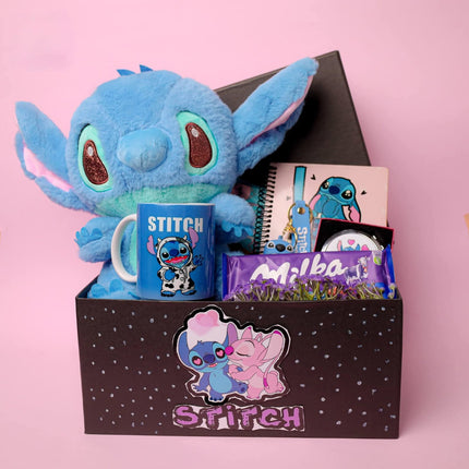 بوكس ستيتش عشق الزرقاء الشامل الكامل - دمية Stitch زرقاء محبوبة كبيرة مع كوب قهوة Stitch سيراميك أبيض، ورود بيضاء صناعية فاخرة جميلة، قلادة وأكسسوارات Stitch ذهبية، مستحضرات عناية وجمال فاخرة (كريم، أحمر شفاه، ماسكارا)، شوكولاتة Milka اللذيذة، دفتر ملاحظات بتصميم خاص، جوارب ناعمة بنقوش جميلة - صندوق فاخر متطور بتصميم احترافي مع نقوش ملونة جميلة - خلفية طبيعية دافئة - هدية حب فاخرة متكاملة شاملة من كنوز مصر
