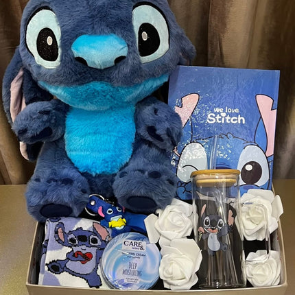 بوكس ستيتش حلم الزرقاء الثالث - دمية Stitch أزرق غامق مع أذنين وردية جميلة جداً، كوب قهوة وردي فاخر بتصميم Stitch والقلوب، بطاقة تهنئة حب جميلة، جوارب ملونة وناعمة، أكسسوارات Stitch، صندوق فاخر - خلفية بنية دافئة - هدية حب رومانسية أنيقة من كنوز مصر
