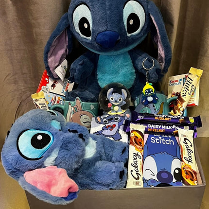بوكس ستيتش السعادة الرابعة - دمية Stitch بألوان أزرق مع أذنين وردية جميلة جداً مع كوبين قهوة ملونين جميلين بتصاميم مختلفة فاخرة (تركواز وردي)، كتب Stitch جميلة، جوارب ملونة وناعمة، ورود بيضاء ديكورية رومانسية، أكسسوارات Stitch جميلة، صندوق فاخر متطور - خلفية بنية دافئة - هدية حب متطورة أنيقة فاخرة من كنوز مصر
