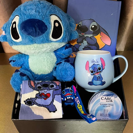بوكس ستيتش حكاية الحب الزرقاء - دمية Stitch زرقاء كبيرة محبوبة تحمل زجاجة ماء فاخرة مكتوب عليها Hello Stitch باللون الأسود، خلفية بطاقة جميلة بتدرج الألوان من الأرجواني إلى الأصفر والبرتقالي، صندوق فاخر بني اللون مع نقوش جميلة - هدية حب رومانسية فاخرة من كنوز مصر
