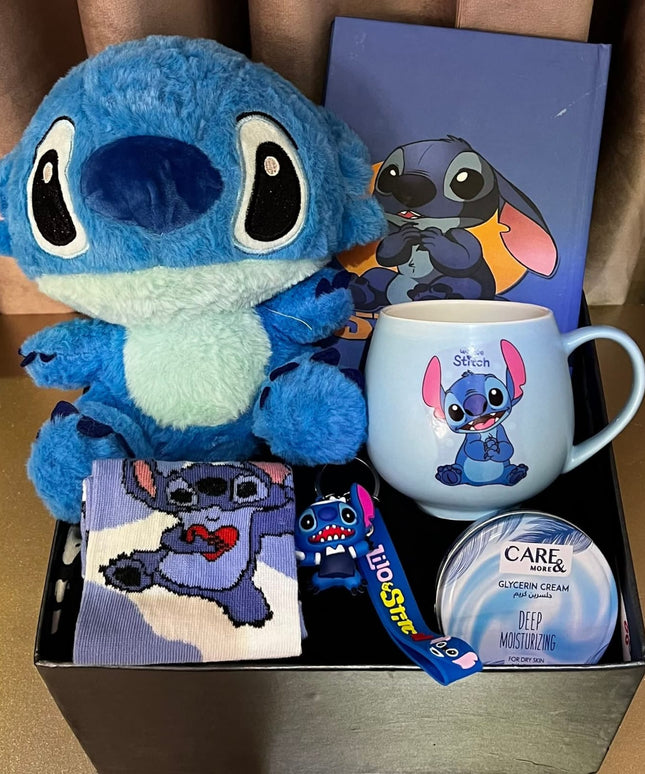 بوكس ستيتش حكاية الحب الزرقاء - دمية Stitch زرقاء كبيرة محبوبة تحمل زجاجة ماء فاخرة مكتوب عليها Hello Stitch باللون الأسود، خلفية بطاقة جميلة بتدرج الألوان من الأرجواني إلى الأصفر والبرتقالي، صندوق فاخر بني اللون مع نقوش جميلة - هدية حب رومانسية فاخرة من كنوز مصر
