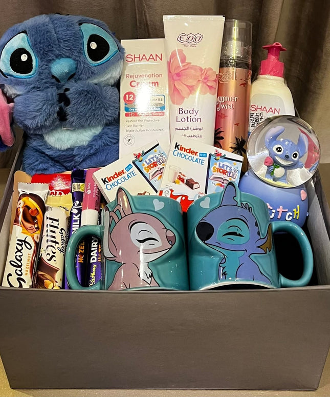بوكس ستيتش حلم الزرقاء الثاني - دمية Stitch أزرق غامق جميلة مع كوب شفاف فاخر بتصميم Stitch، ورود بيضاء ديكورية رومانسية، بطاقة تهنئة We Love Stitch، جوارب ملونة، مستحضرات عناية، صندوق فاخر - خلفية بنية هادئة - هدية حب رومانسية فاخرة من كنوز مصر
