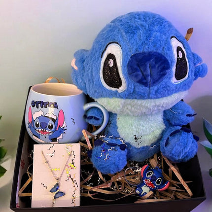 بوكس ستيتش عشق الزرقاء الكامل - دمية Stitch زرقاء كبيرة ناعمة مع ورود بيضاء صناعية فاخرة ديكورية، دفتر ملاحظات بتصميم We Love Stitch، كريم عناية ديب موسجرايزنج، كوب قهوة Stitch، جوارب Stitch بنقوش جميلة بنفسجية، بطاقة تهنئة - كل المحتويات منظمة بشكل فاخر احترافي - هدية حب متكاملة من كنوز مصر
