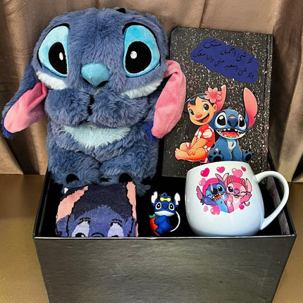 بوكس ستيتش حلم الزرقاء الأول - دمية Stitch أزرق فاتح ناعمة جداً مع كوب قهوة أبيض جميل بتصميم Stitch، دفتر ملاحظات، جوارب Stitch ملونة، كتاب جميل، مستحضرات عناية وجمال، صندوق فاخر - خلفية بنية دافئة - هدية حب فاخرة ناعمة وأنيقة من كنوز مصر
