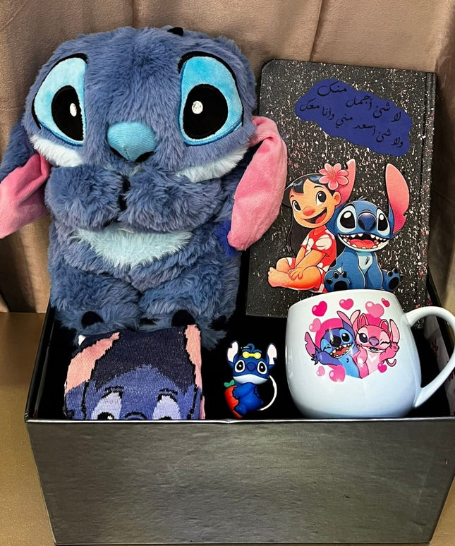 بوكس ستيتش حلم الزرقاء الأول - دمية Stitch أزرق فاتح ناعمة جداً مع كوب قهوة أبيض جميل بتصميم Stitch، دفتر ملاحظات، جوارب Stitch ملونة، كتاب جميل، مستحضرات عناية وجمال، صندوق فاخر - خلفية بنية دافئة - هدية حب فاخرة ناعمة وأنيقة من كنوز مصر
