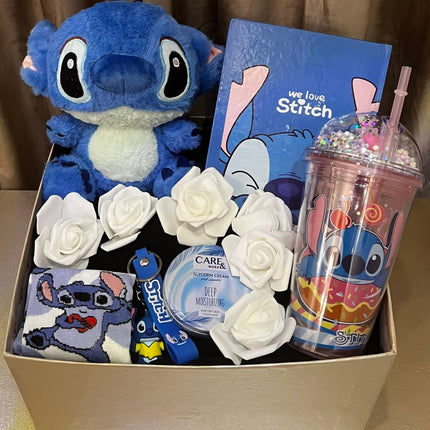 بوكس ستيتش عشق الزرقاء - دمية Stitch زرقاء كبيرة محبوبة مع كوب قهوة أبيض بتصميم Stitch، دفتر ملاحظات بتصميم خاص، شوكولاتة Milka فاخرة، مجوهرات Stitch أنيقة، صندوق فاخر متطور بألوان سوداء وورود محفورة - خلفية وردية جميلة - هدية حب فاخرة شاملة من كنوز مصر
