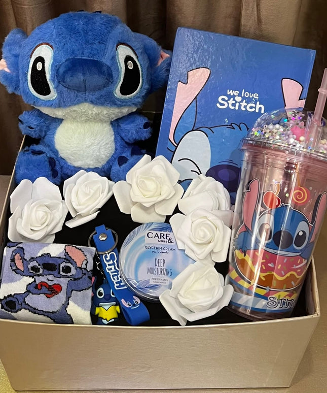 بوكس ستيتش عشق الزرقاء - دمية Stitch زرقاء كبيرة محبوبة مع كوب قهوة أبيض بتصميم Stitch، دفتر ملاحظات بتصميم خاص، شوكولاتة Milka فاخرة، مجوهرات Stitch أنيقة، صندوق فاخر متطور بألوان سوداء وورود محفورة - خلفية وردية جميلة - هدية حب فاخرة شاملة من كنوز مصر
