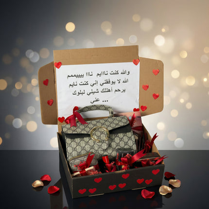  "منتجات جمالية: لوشن معطر، شوكولاتة فاخرة، ورود وردية طبيعية، صور خاصة، بطاقة رومانسية"
