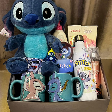 بوكس ستيتش السعادة الثانية - دمية Stitch كبيرة محبوبة مع كوبين قهوة ملونين جميلين بتصاميم مختلفة فاخرة، كريم Shaan الأصلي الفاخر، مستحضرات عناية وجمال فاخرة من ماركات عالمية، شوكولاتة Kinder لذيذة، أكسسوارات Stitch، صندوق فاخر - خلفية بنية - هدية حب فاخرة وعناية شاملة من كنوز مصر
