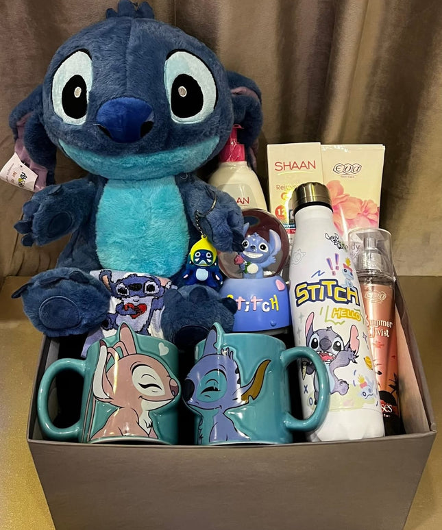بوكس ستيتش السعادة الثانية - دمية Stitch كبيرة محبوبة مع كوبين قهوة ملونين جميلين بتصاميم مختلفة فاخرة، كريم Shaan الأصلي الفاخر، مستحضرات عناية وجمال فاخرة من ماركات عالمية، شوكولاتة Kinder لذيذة، أكسسوارات Stitch، صندوق فاخر - خلفية بنية - هدية حب فاخرة وعناية شاملة من كنوز مصر
