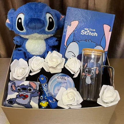 بوكس ستيتش حكاية الحب - دمية Stitch زرقاء محبوبة مع كوب قهوة Stitch بتصميم جميل، بطاقة تهنئة We Love Stitch زرقاء أنيقة، جوارب Stitch بنفسجية بنقوش جميلة، كوب شفاف بتصميم Stitch، كريم عناية ديب موسجرايزنج - كل المحتويات منظمة بشكل فاخر وأنيق - هدية حب رومانسية من كنوز مصر
