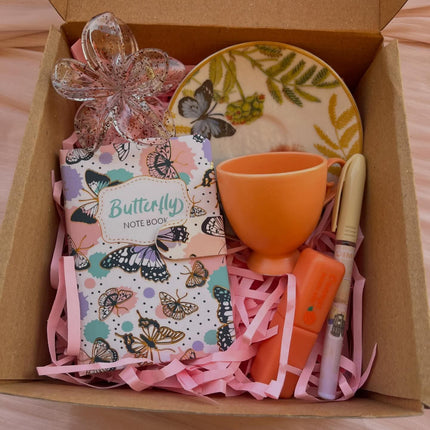 بوكس حديقة الأحلام الملونة - كوب Stitch براق برسومات الشخصية الشهيرة، دفتر محفظة بتصميم جميل مع أوراق نقش، جوارب ملونة (زرقاء وسوداء برسومات Stitch)، إكسسوارات براقة (مفتاح حافظة بتصميم Stitch)، أحمر خدود براق، أكواب إضافية - تصميم يجمع بين الحب والموسيقى والألوان
