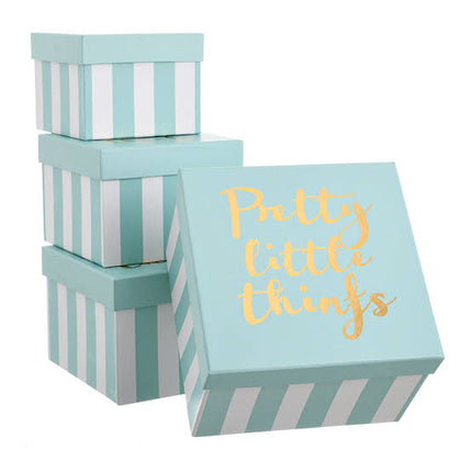 طقم ثلاثة صناديق هدايا مربعة Pretty Little Things من كنوز مصر باللون التيفاني الأخضر النعناعي الأيقوني مع خطوط بيضاء عمودية كانديز ستريبس كلاسيكية، الغطاء الأمامي يظهر كتابة Pretty Little Things بخط يدوي ذهبي لامع راقٍ، الصناديق مكدسة بأحجام متدرجة للتغليف والتخزين
